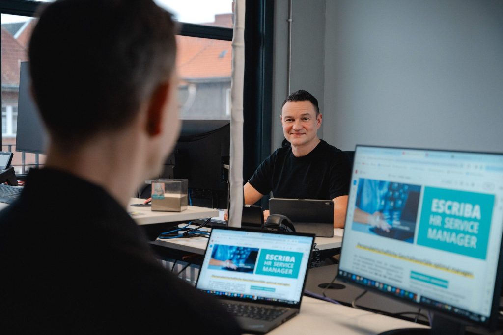 Mitarbeitende am HR Service Manager